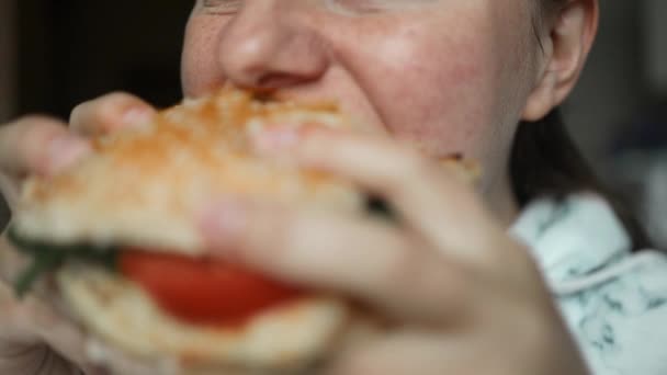 Красивая Женщина Ест Бургер Ресторане Наслаждаясь Вкусным Сочным Гамбургер Рот — стоковое видео