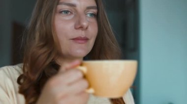 Çekici, huzurlu, rüya gibi bir kadının elinde fincanla sabahları çay ya da kahve içerken terasta oturmasının keyfini çıkar.. 