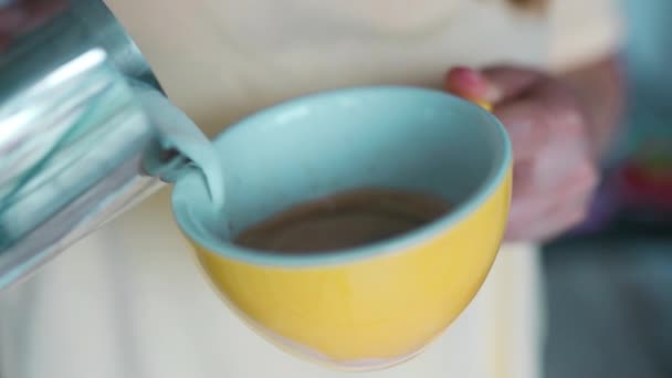 Barista Ρίχνει Γάλα Φλιτζάνι Καφέ Για Κάνουν Τέχνη Latte Υψηλής — Αρχείο Βίντεο