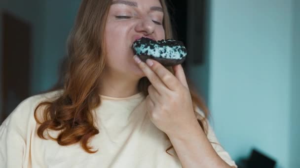 Κοντινό Πορτραίτο Μιας Πεινασμένης Τριαντάρας Που Τρώει Ντόνατς Λευκό Γλάσο — Αρχείο Βίντεο