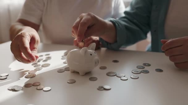 50多岁的妇女和女孩把钱币放进小猪圈里 以节省金钱财富和金融概念 优质Fullhd影片 — 图库视频影像