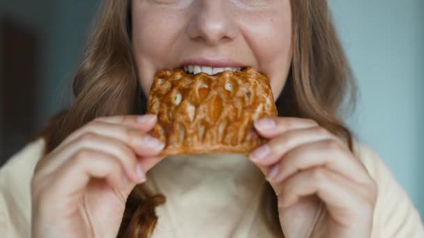 Närbild Vackra Unga Hungriga Kvinna Äter Hemlagad Söt Bakelse Dessert — Stockvideo