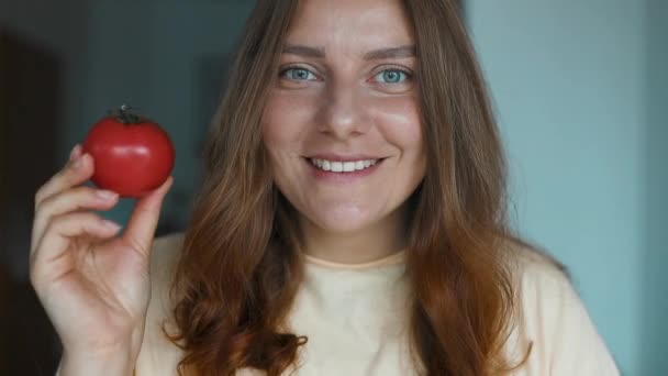 Uśmiechnięta Młoda Kobieta Pokazuje Pomidora Patrzy Obiektyw Przygotowując Kolację Dziewczyna — Wideo stockowe