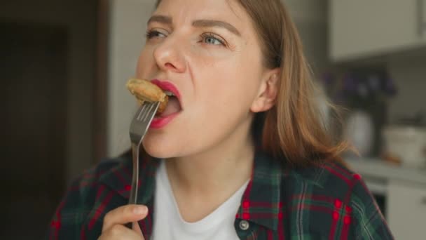 Unge Kvinner Som Spiser Økologisk Grønnsaksalat Vekttap Diett Velvære Bordet – stockvideo
