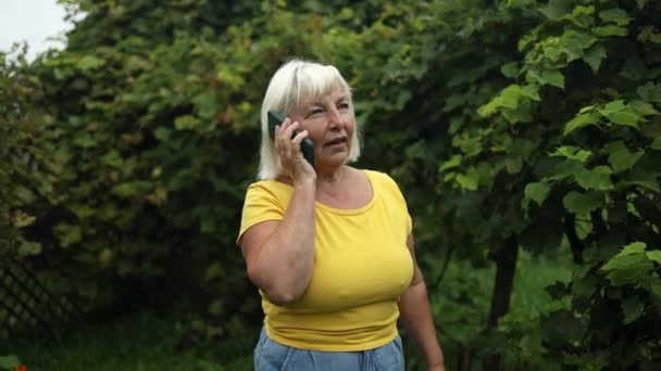 Portrait Middle Aged Attractive Woman Using Her Cellphone Calling While — Stock Video