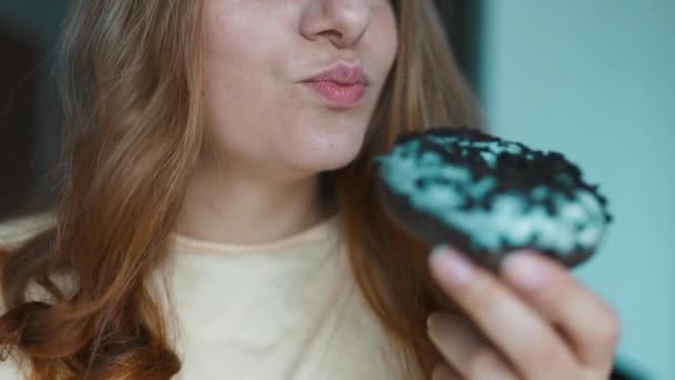 Primer Plano Retrato Una Mujer Hambrienta Años Comiendo Rosquillas Con — Vídeo de stock