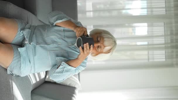 Ευτυχισμένη Όμορφη Ονειρεμένη Ηλικιωμένη Μεσήλικη Γυναίκα Κάθεται Στον Καναπέ Χαλαρώστε — Αρχείο Βίντεο