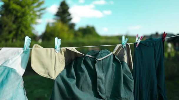 乾燥する洗濯ラインに掛かる服 高品質のフルHd映像 — ストック動画