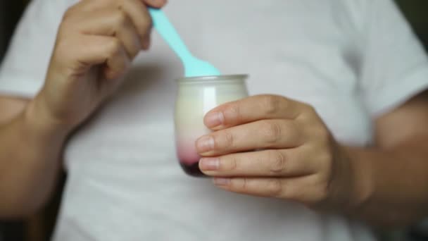 Donna Caucasica Che Colazione Sana Casa Con Frutta Yogurt Felice — Video Stock