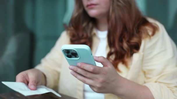 Крупный План Женщина Руки Использовать Смартфон После Еды Кафе Счетом — стоковое видео