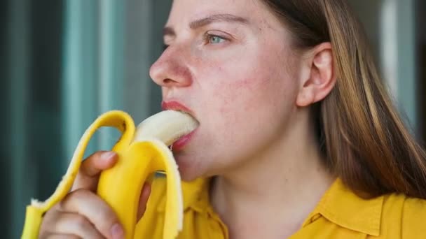 Linda Joven Caucásica Hambrienta Mujer Años Cubierta Plátano Plátano Mordedor — Vídeos de Stock