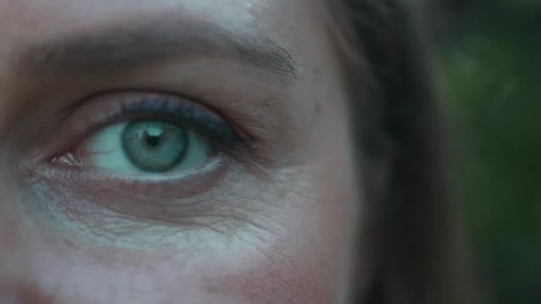 Женское Лицо Зеленые Глаза Фокус Зрения Глазное Яблоко Контактные Линзы — стоковое видео