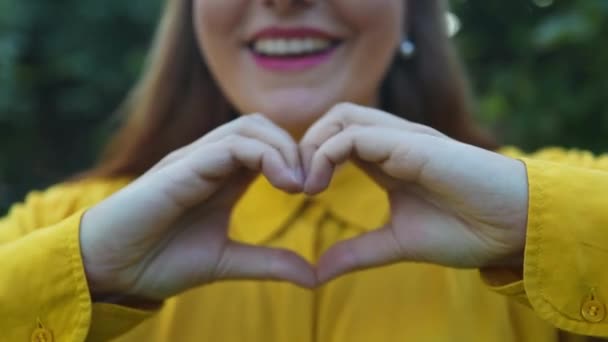 Menutup Pandangan Bahagia Tersenyum Perempuan Vlogger Dalam Blus Bergaya Kuning — Stok Video