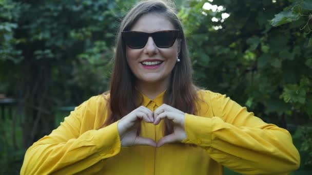 Крупним Планом Вид Щасливого Усміхненого Жіночого Блогера Сонцезахисних Окулярах Жовта — стокове відео