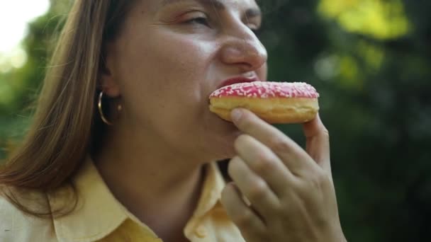 Close Retrato Uma Menina Bonita Com Fome Comer Lixo Insalubre — Vídeo de Stock