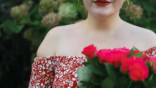 Porträtt Vacker Attraktiv Snygg Kvinna Röd Klänning Håller Rosor Blomma — Stockvideo