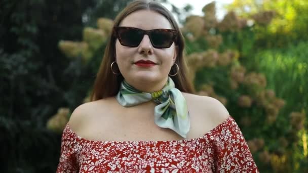 Movimento Lento Feliz Mulher Caucasiana Dos Anos Óculos Sol Dançando — Vídeo de Stock