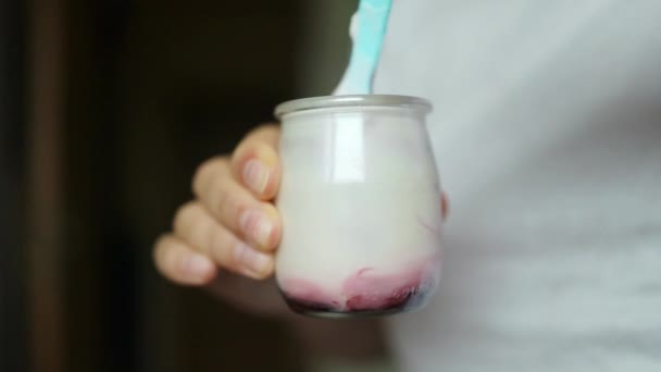 Donna Caucasica Che Colazione Sana Casa Con Frutta Yogurt Felice — Video Stock