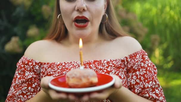 Весёлая Юная Кавказская Женщина Носит Повседневное Платье Празднуя Торт Пончиками — стоковое видео