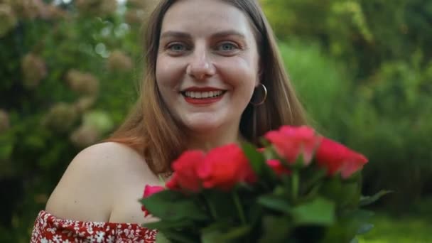Portretul Frumoasei Femei Elegante Rochie Roșie Care Deține Trandafiri Flori — Videoclip de stoc