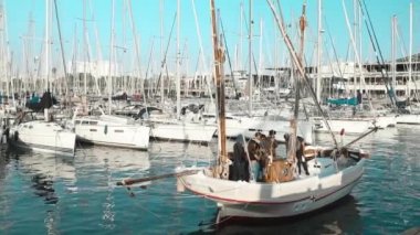 Barcelona 'daki Marina Port Vell' in güzel yaz manzarası. Limanda bir sürü tekne var. Su üzerinde modern pahalı yat yelkenleri