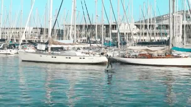 남자는 바다에서 휴대용 팽창식 Hydrofoil 보드를 보드에 라이더 바르셀로나 스페인 — 비디오
