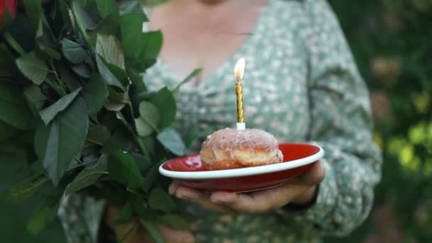 Happy Fun Kaukasische Vrouw Draagt Casual Jurk Vieren Hold Donut — Stockvideo
