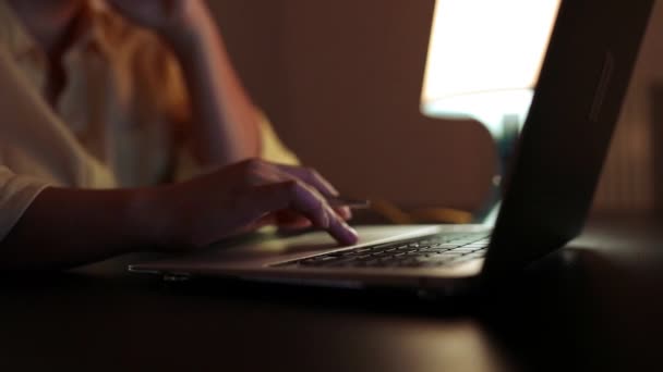 Tutup Tangan Siswa Perempuan Membandingkan Catatan Pada Laptop Duduk Meja — Stok Video