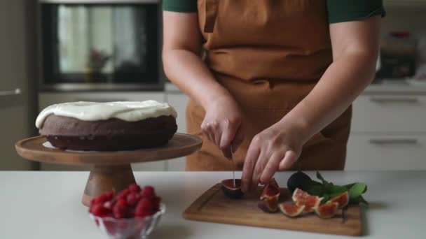 マスターペストリーシェフは 誕生日のケーキの仕事を完了します ベリー クリーム グリーンミントの葉でおいしいケーキを飾る女性 おいしい自家製デザート ペストリープロセス — ストック動画