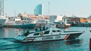 4k Barcelona, İspanya - Ekim 2022: İspanyol sahil güvenlik botu Akdeniz 'de devriye geziyor. Yüksek kalite 4k görüntü