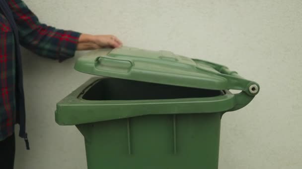 Γυναίκα Χέρι Κρατώντας Σκουπίδια Πράσινη Τσάντα Τεθεί Σκουπίδια Στην Πίσω — Αρχείο Βίντεο