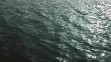 Mavi gök mavisi turkuaz deniz suyu dokusunun yüksek irtifasından aşağı havadan görünüşü. Su yüzeyinin manzarası. Su yüzeyinin arka planı. Yüksek kaliteli FullHD görüntüler