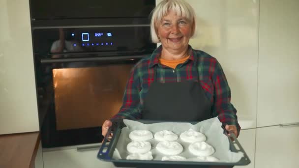 Kobieta Piecze Białe Słodkie Bezy Piekarniku Biały Domowej Roboty Bizet — Wideo stockowe