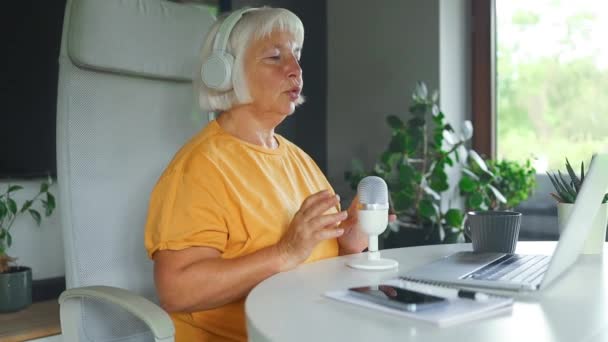 Influenciador Senior Redes Sociales Mirando Portátil Grabando Video Mujer Vlogger — Vídeos de Stock