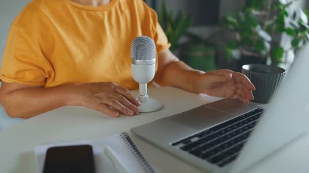 Mujer Anfitrión Streaming Podcast Audio Con Micrófono Portátil Pequeño Estudio — Vídeos de Stock