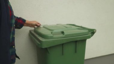 Çevreyi kurtarmak, hayır kurumları ve çöpleri atmak. Yüksek kaliteli FullHD görüntüler