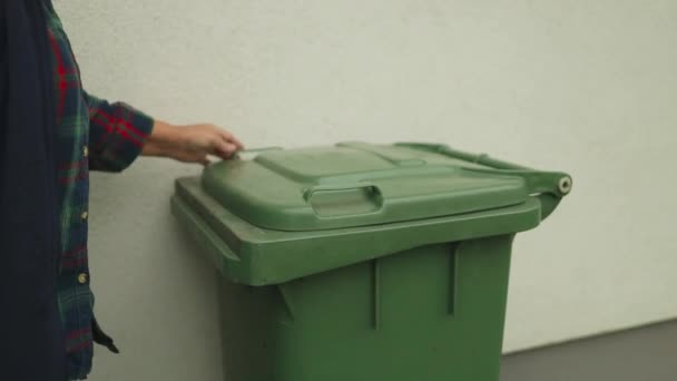 慈善団体 人々をゴミ箱に入れました 高品質のフルHd映像 — ストック動画