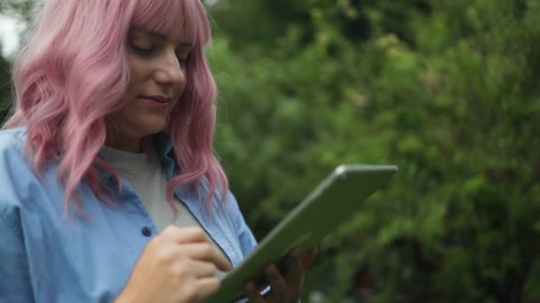 Retrato Estudante Bonito Mulher Negócios Com Cabelo Rosa Casual Inteligente — Vídeo de Stock