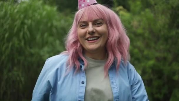 Щасливі Веселощі Вражені Молодим Рожевим Волоссям Кавказька Жінка Капелюсі День — стокове відео