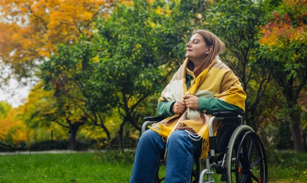 Glücklich Lächelnde Fröhliche Kaukasierin Stilvoller Kleidung Rollstuhl Entspannt Sich Allein lizenzfreie Stockbilder