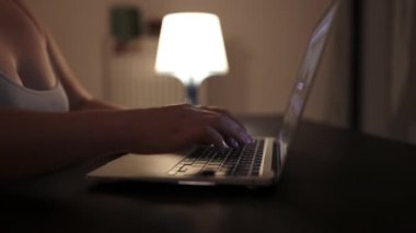 İş kadını profesyonel kullanıcı ellerinin dizüstü bilgisayar klavyesinde yazı yazması öğle yemeğinde kafede oturup bilgisayar uygulamaları teknoloji konseptiyle çalışması, yan görünümü kapatması.