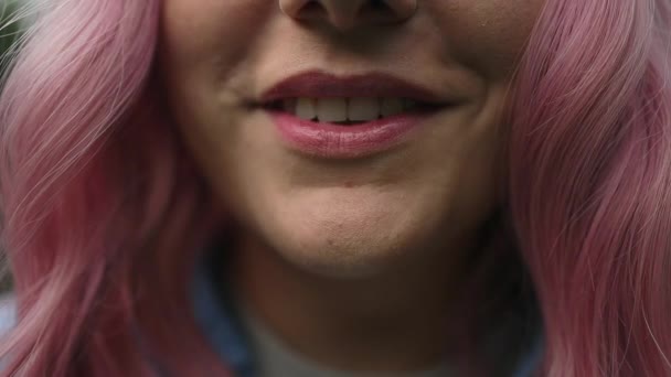 Zbliżenie Przycięte Widok Młodej Białej Kobiety Różowymi Włosami Usta Zewnątrz — Wideo stockowe