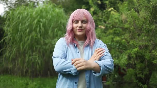Close Portret Van Aantrekkelijke Roze Harige Vrouw Felgekleurde Casual Kleding — Stockvideo