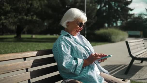 Šťastná Aktivní Starší Žena Sedávala Lavičce Parku Venku Víkendu Odpočívala — Stock video