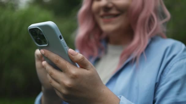 Primer Plano Mujer Pelo Rosa Sosteniendo Teléfono Inteligente Digital Leyendo — Vídeos de Stock
