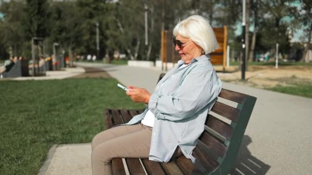Szczęśliwa Aktywna Seniorka Siedziała Ławce Parku Świeżym Powietrzu Relaksując Się — Wideo stockowe