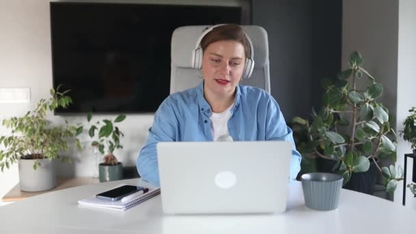 Приваблива Молода Бізнес Леді Блогер Записує Онлайн Подкаст Використовуючи Ноутбук — стокове відео