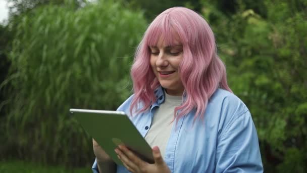 Portret Ładnej Studentki Lub Bizneswoman Różowymi Włosami Eleganckim Casualu Przy — Wideo stockowe