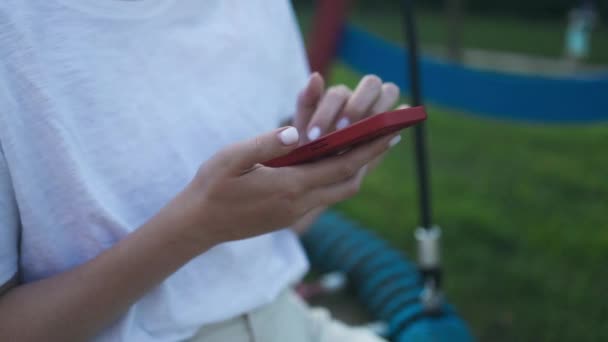 Lycklig Aktiv Kvinna Använde Smartphone Rider Sväng Parken Utomhus Kylning — Stockvideo