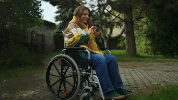 Młoda Kobieta Jasnych Stylowych Ubraniach Niepełnosprawnością Fizyczną Korzysta Telefonu Komórkowego — Wideo stockowe